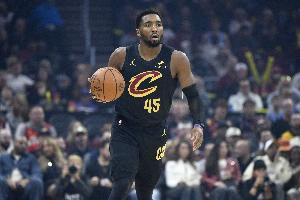 状态不佳!米切尔半场7中2仅拿6分1板1助1断